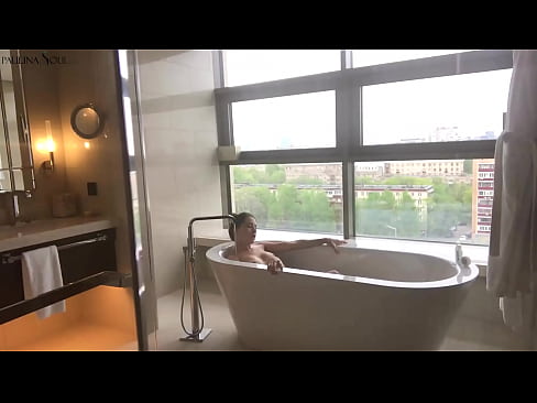 ❤️ En fantastisk babe som lidenskapelig rykker av seg fitta på badet ️ Hard porno hos oss