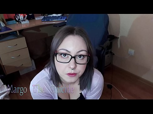 ❤️ Sexy jente med briller suger dildo dypt på kamera ️ Hard porno hos oss