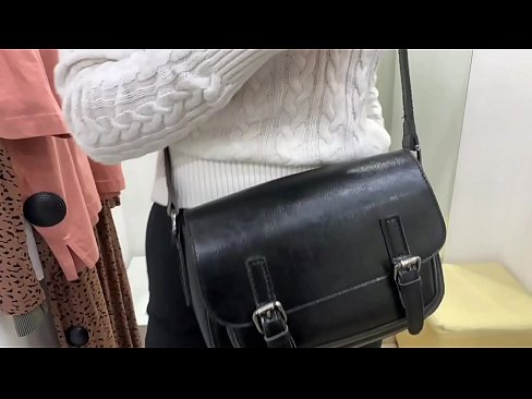 ❤️ Offentlig onani av ungtispe FeralBerry med en dildo i prøverommet ️ Hard porno hos oss